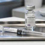 Seringue préremplie et fiole de médicament injectable sur un plateau