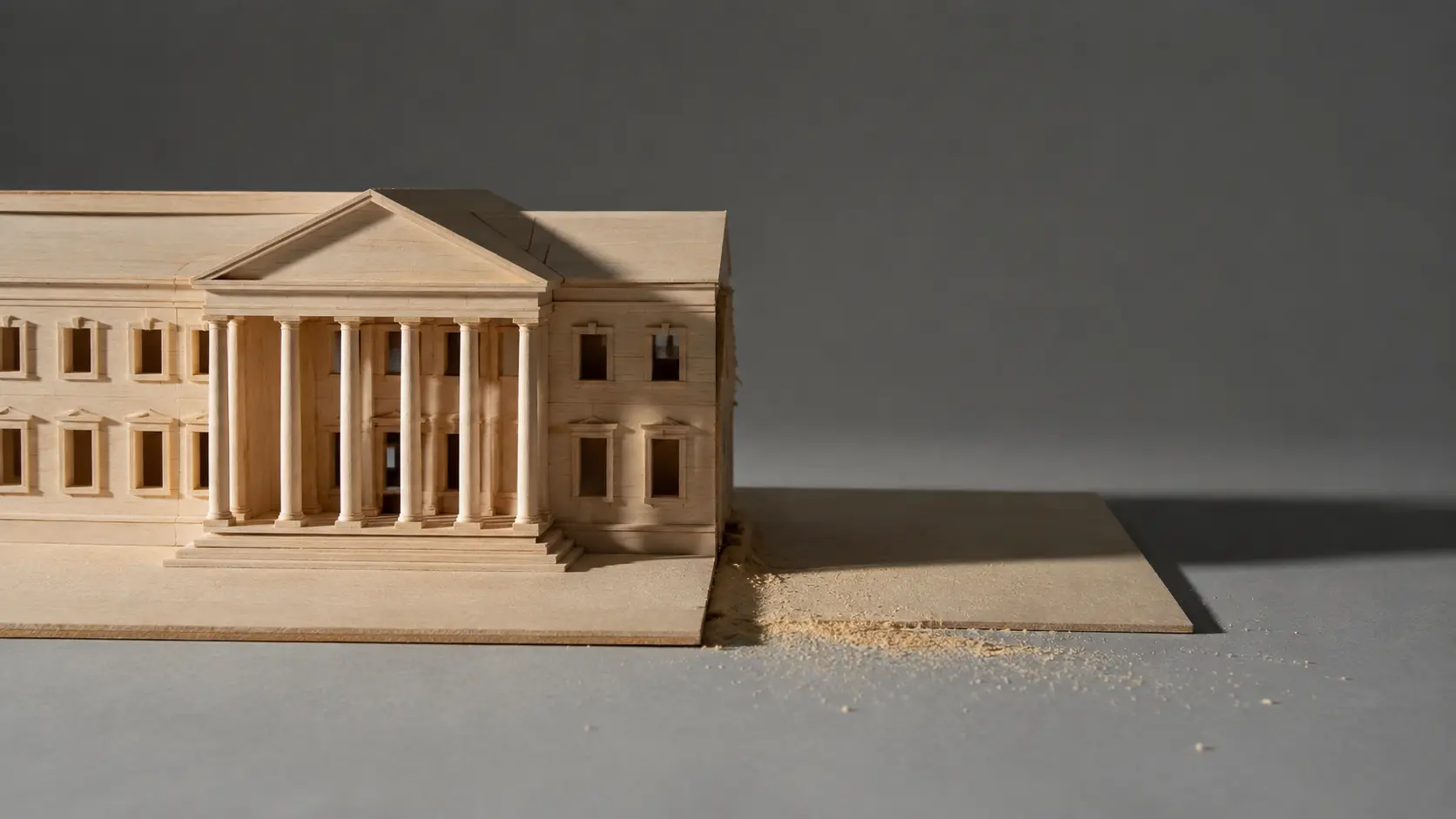 Maquette d'architecte d'un bâtiment néoclassique symétrique dont une aile a été retirée