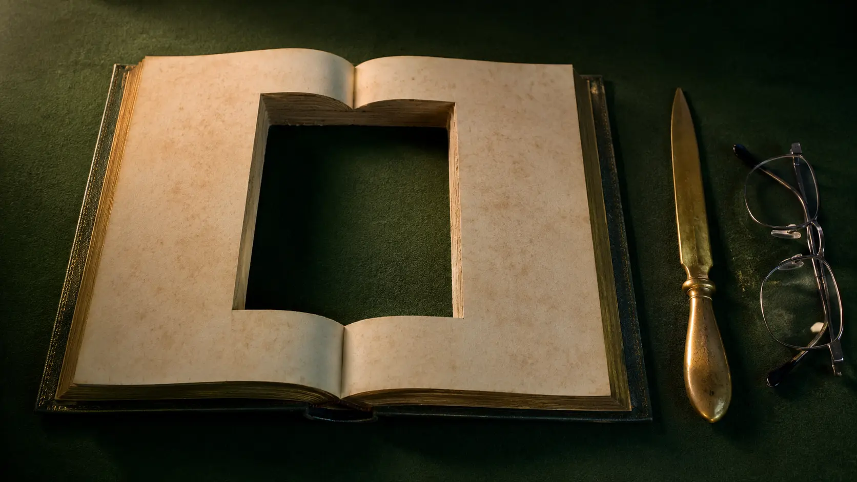 Vieux recueil de lois ouvert dont une section rectangulaire a été découpée dans les pages