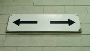 Panneau de signalisation portant deux flèches pointant en sens opposés