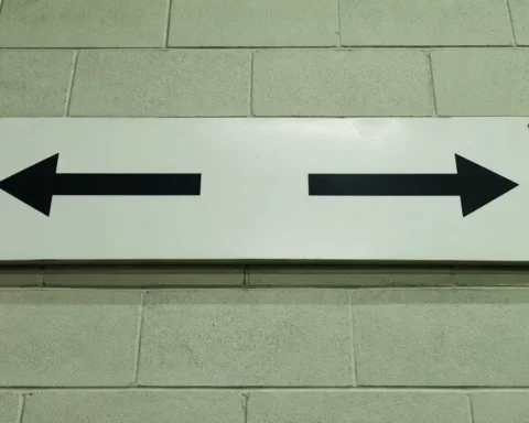 Panneau de signalisation portant deux flèches pointant en sens opposés