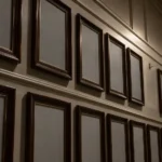 Mur de cadres de portraits vides dans un corridor de bureau