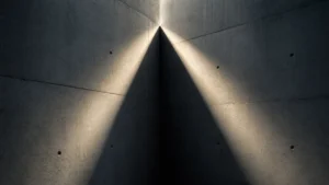 Rayon de lumière se divisant en deux faisceaux sur un mur de béton nu