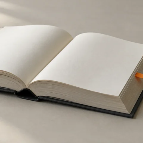 Recueil de lois ouvert avec un seul signet marquant une page, le reste du livre sans marque
