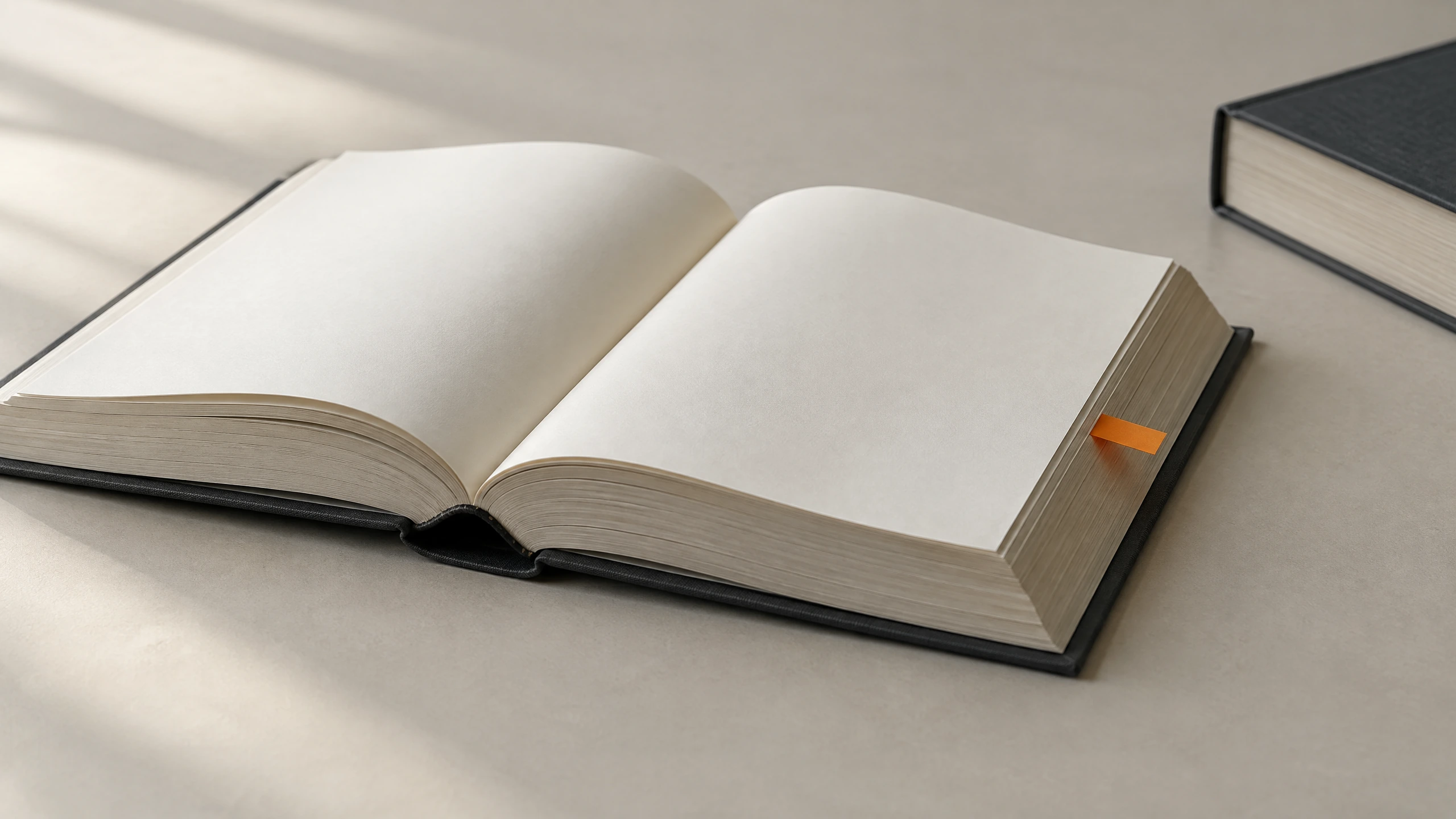 Recueil de lois ouvert avec un seul signet marquant une page, le reste du livre sans marque