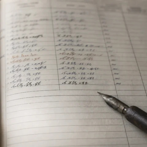 Registre ouvert : des dates manuscrites à l'encre, puis dix lignes réglées restées vides