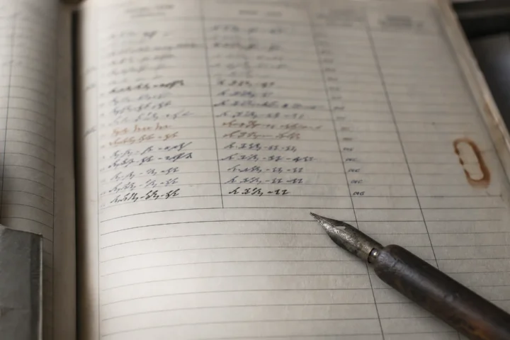 Registre ouvert : des dates manuscrites à l'encre, puis dix lignes réglées restées vides