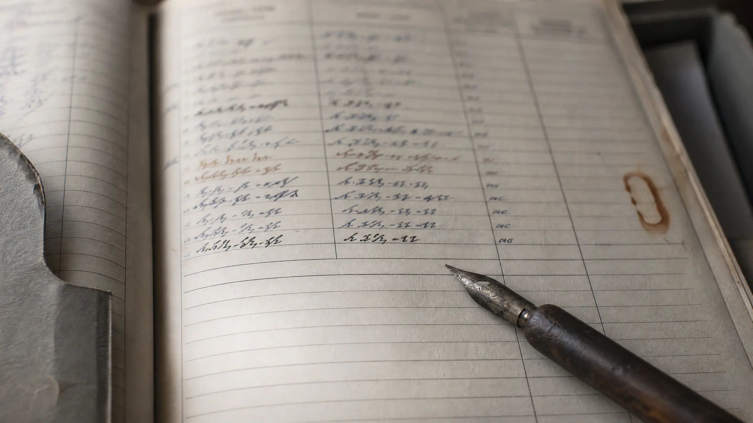 Registre ouvert : des dates manuscrites à l'encre, puis dix lignes réglées restées vides