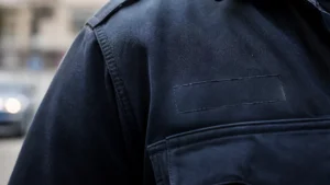 Épaule d'uniforme sombre où l'emplacement de l'identification est vide