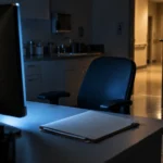 Écran d’ordinateur allumé dans un bureau de clinique vide, la nuit