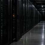 Couloir sombre de serveurs informatiques, une porte de baie entrouverte éclairée d’ambre