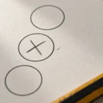 Bulletin vierge marqué d'un X au crayon, avec un trait léger hors du cercle