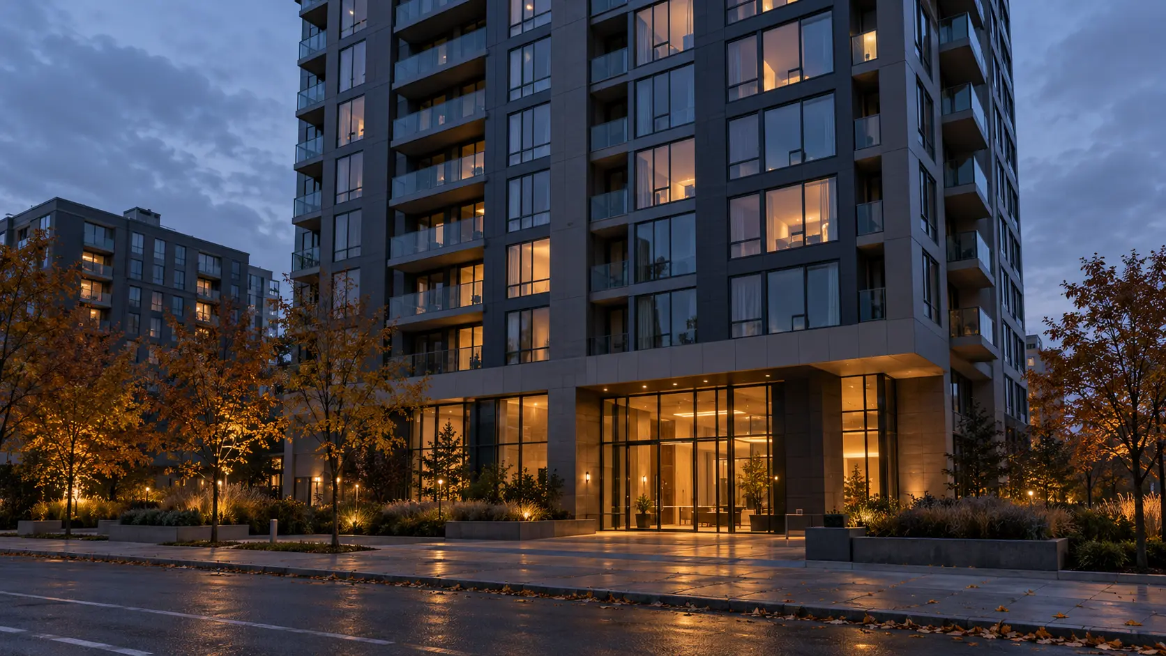 Façade d'une tour résidentielle du centre-ville au crépuscule, trottoir désert
